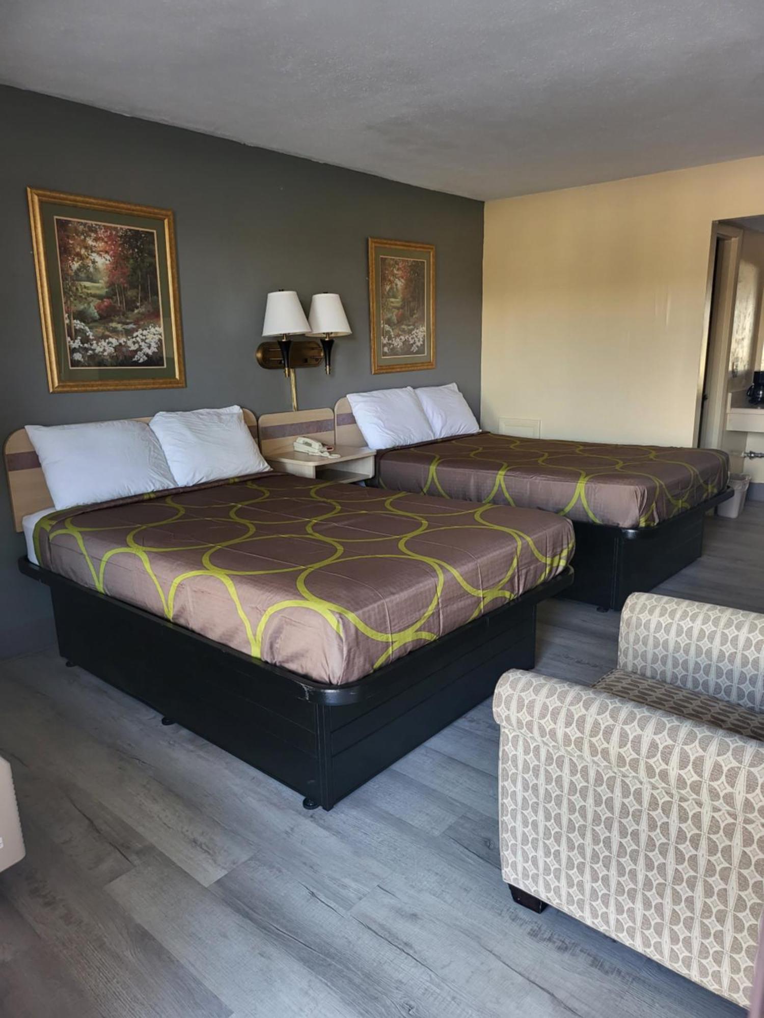 Budget Host Hotel 2*