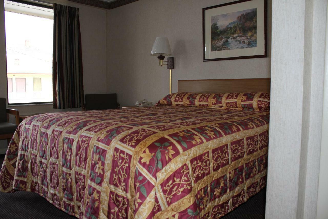 Budget Host Hotel 2*